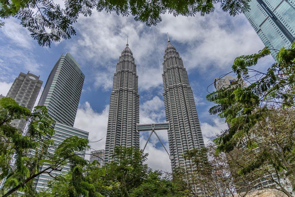 tours petronas à kuala lumpur malaisie vues depuis le parc avec ciel nuageux