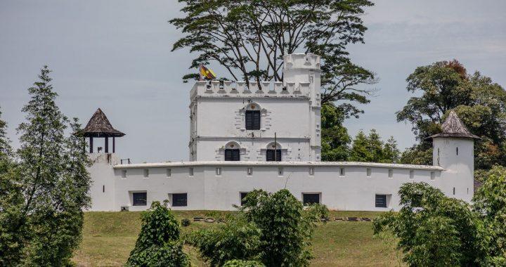 Vue du Fort Margherita à Kuching, construit sous le règne de Charles Brooke pour protéger le fleuve Sarawak.