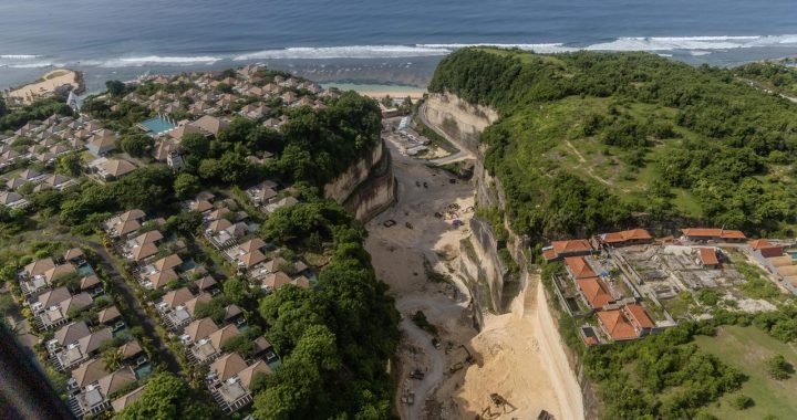 Aménagements humains visibles le long d’un littoral rocheux, modifiant le relief entre falaises, zones bâties et rivage.