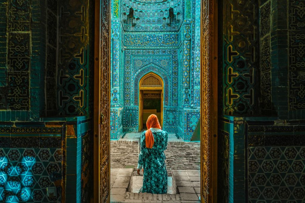 Intérieur d’un mausolée de Shah i Zinda à Samarcande avec décors en céramique et inscriptions calligraphiques