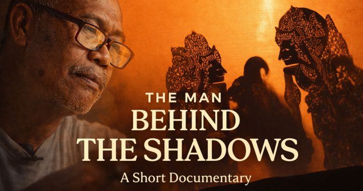 Portrait de I Ketut Darsana, Dalang à Bali, devant un écran de Wayang Kulit avec marionnettes de théâtre d’ombres en silhouette.