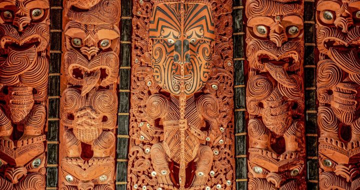 Sculpture maorie en bois avec motifs traditionnels et figures symboliques gravées