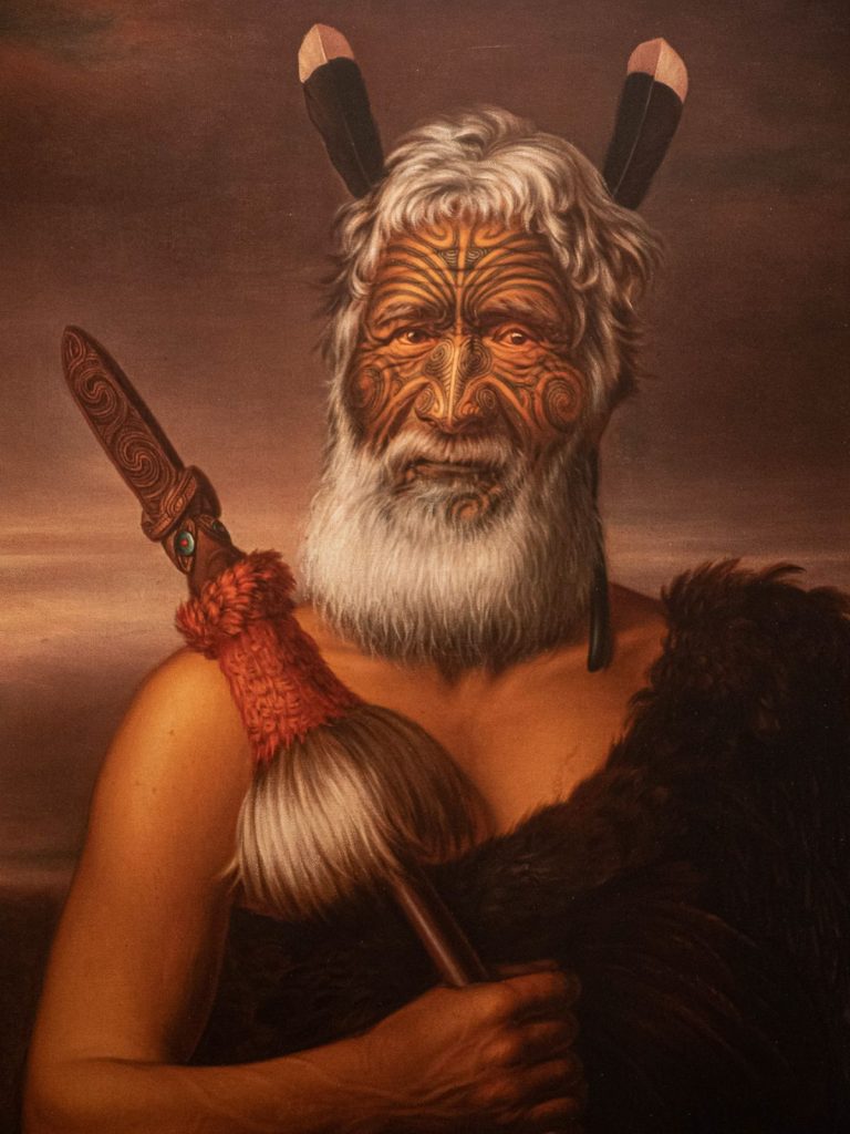 Portrait ancien d’un homme maori avec tatouage facial Ta Moko et tenue traditionnelle