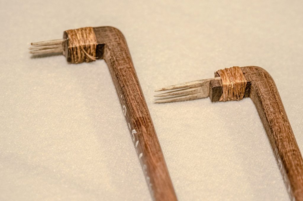 Outils traditionnels uhi utilisés pour le tatouage Ta Moko maori en bois et pointes fines