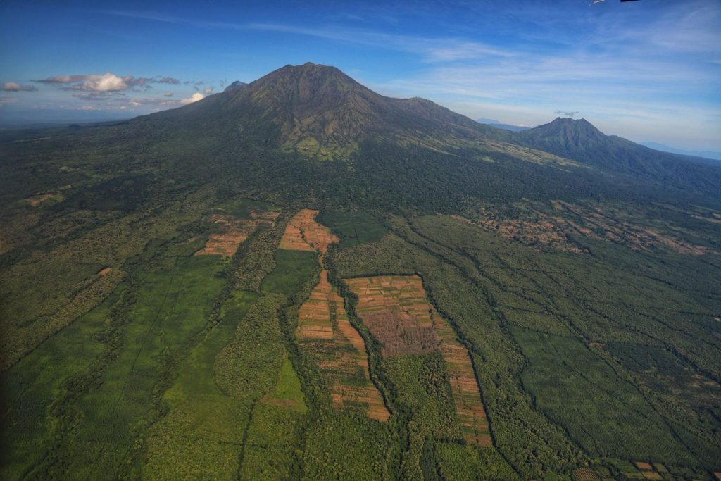 Vue aérienne d’un volcan entouré de forêt et de terres agricoles