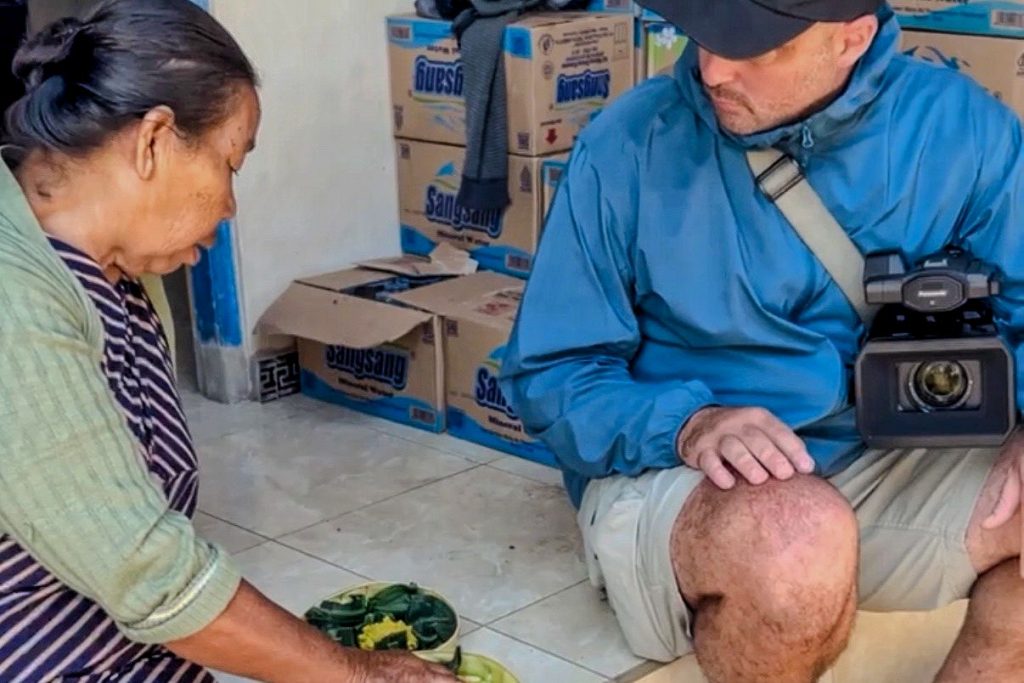 Documentariste échangeant avec une habitante pendant un tournage en Indonésie