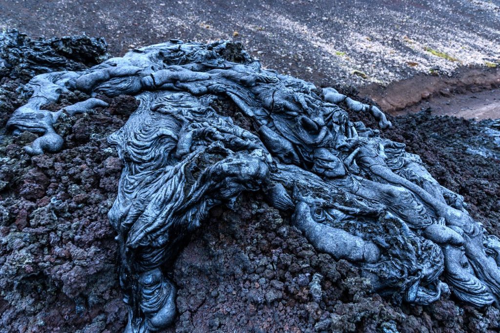 Texture de lave solidifiée sur un terrain volcanique