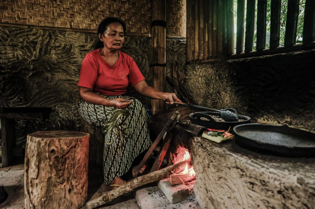 Torréfaction artisanale du café dans une maison traditionnelle en Indonésie.