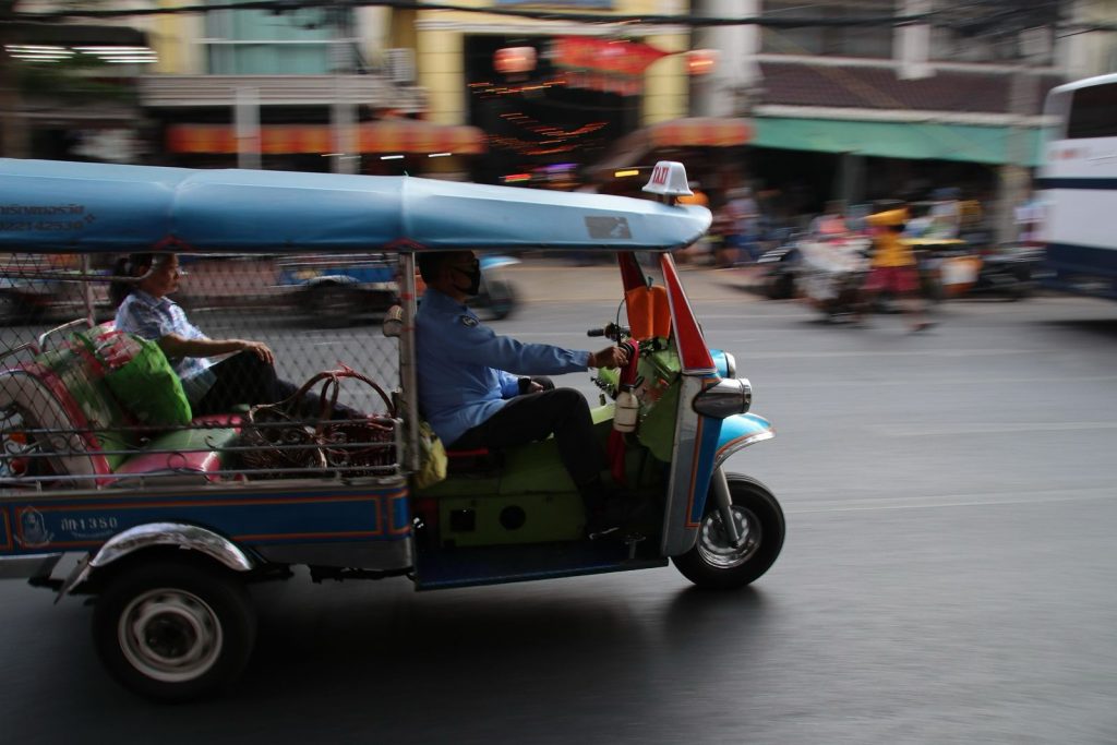Tuk Tuk circulant dans une rue animée de Bangkok en Thaïlande.