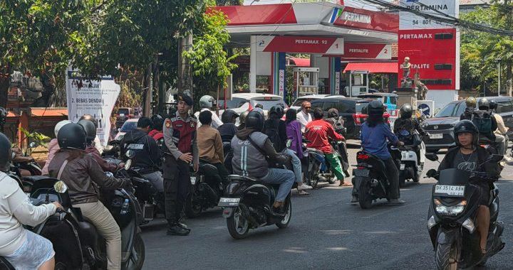 Motorcyclists queue outside a Pertamina petrol station during the Bali fuel shortage in October 2026.